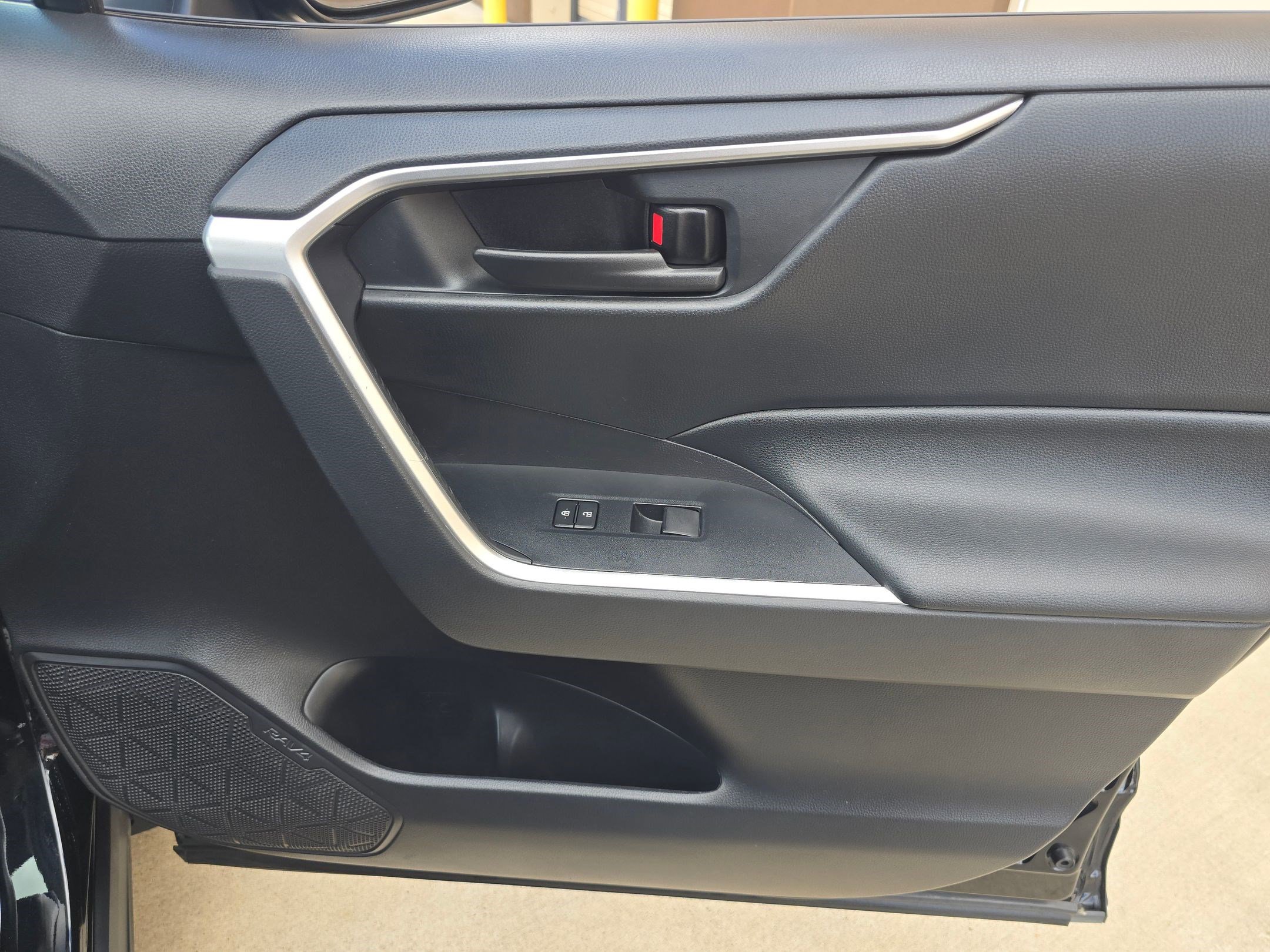 Used 2021 Toyota RAV4 LE image 21