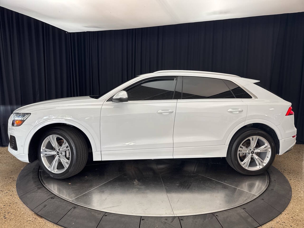 Used 2023 Audi Q8 Premium w/ Convenience Package AWD/4WD image 3