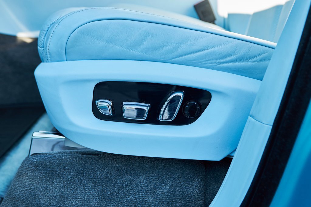 Used 2022 Rolls-Royce Cullinan Black Badge w/ Dark Exterior Package image 33