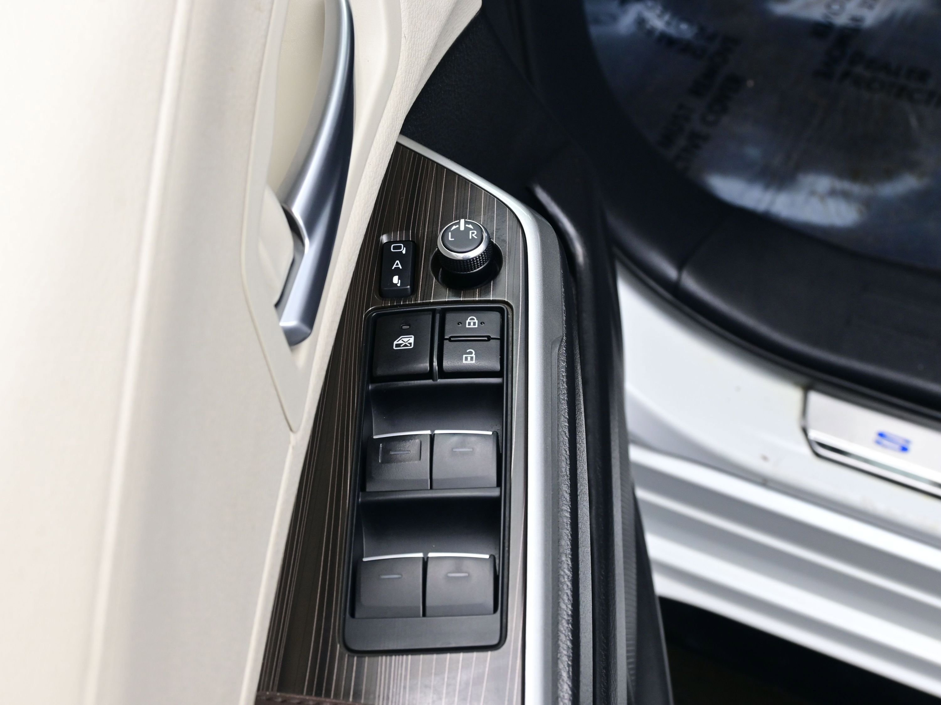 Used 2024 Toyota Sienna Platinum image 10