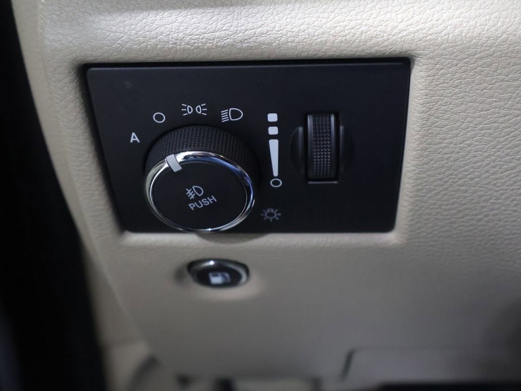 Used 2018 Jeep Grand Cherokee Limited image 38