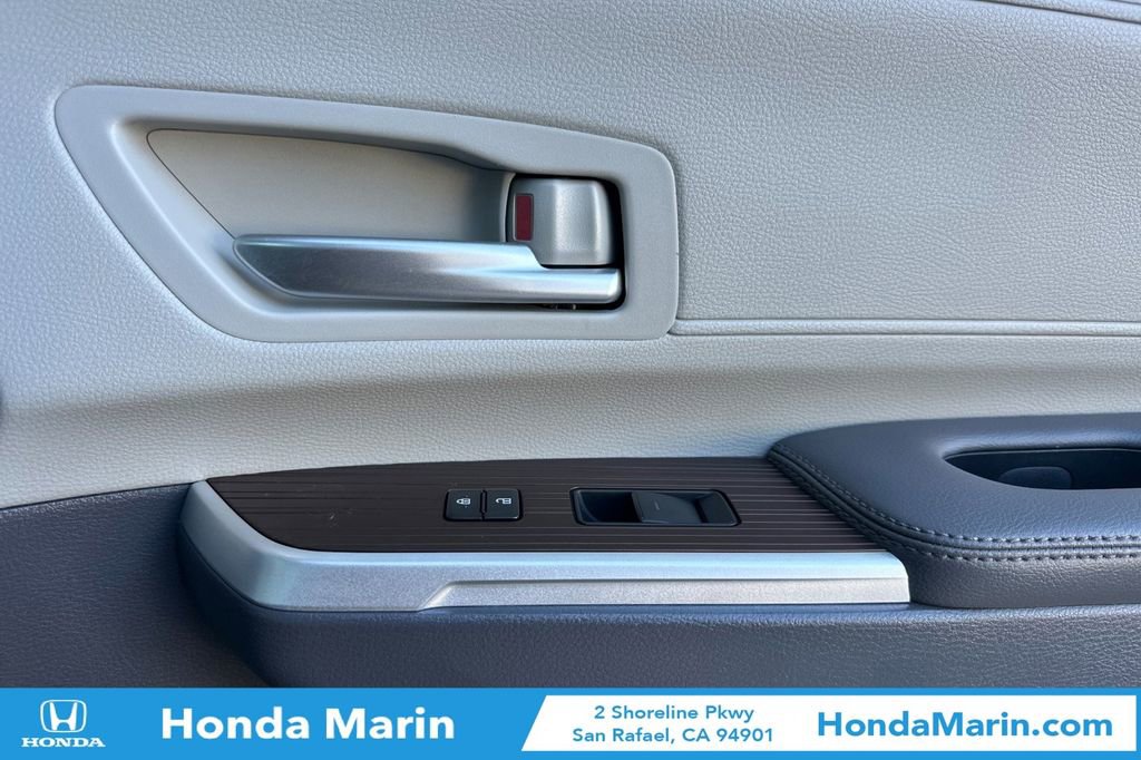 Used 2022 Toyota Sienna XLE image 21