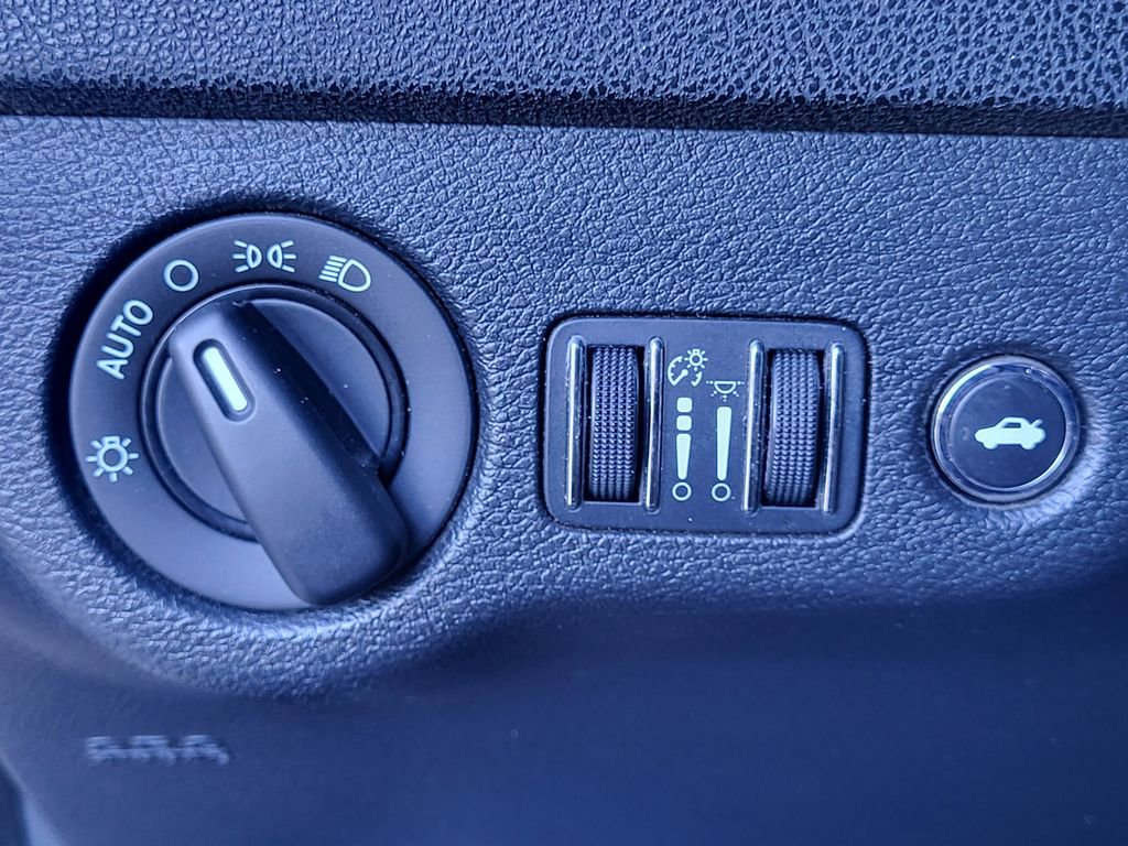 Used 2013 Dodge Charger SE w/ Connectivity Group image 19