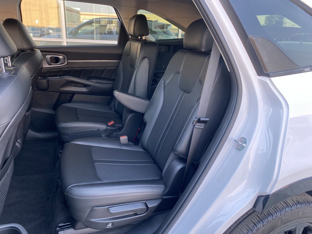 Used 2022 Kia Sorento SX image 16