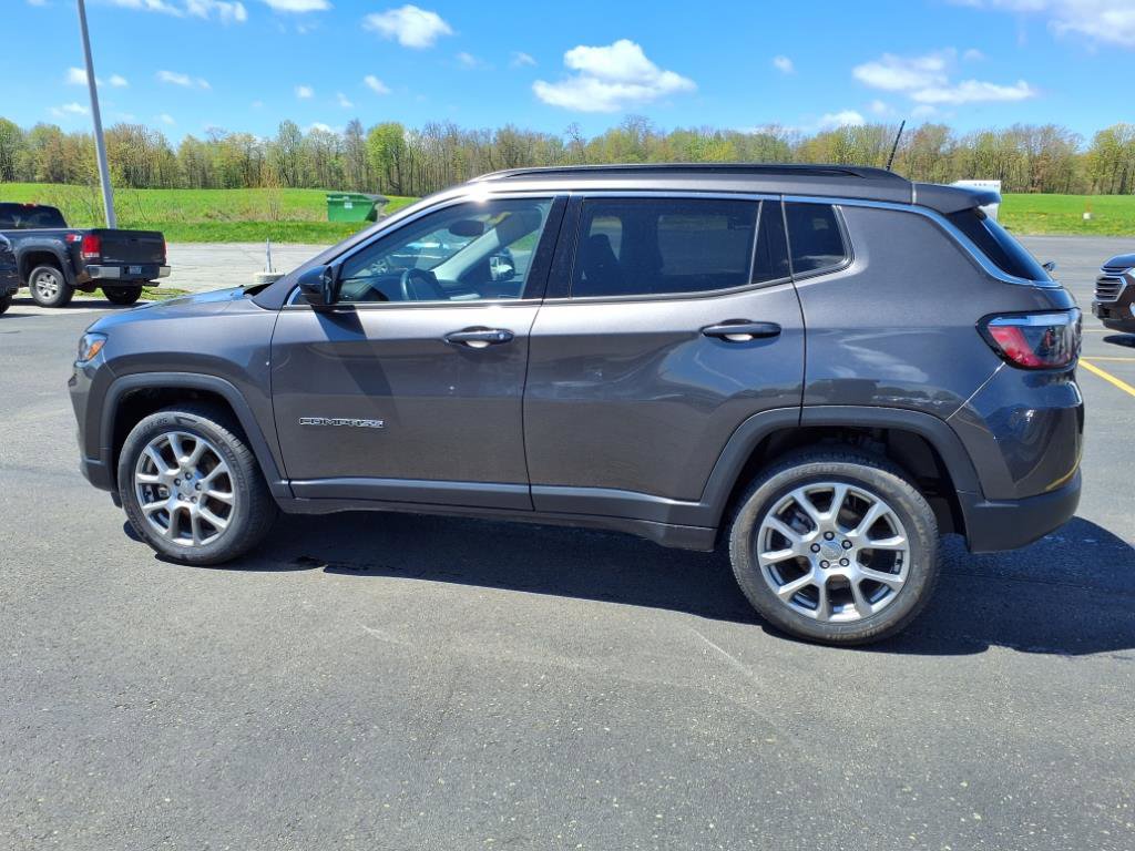 Used 2022 Jeep Compass Latitude image 8