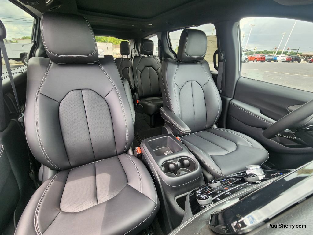 New 2026 Chrysler Pacifica Select image 2