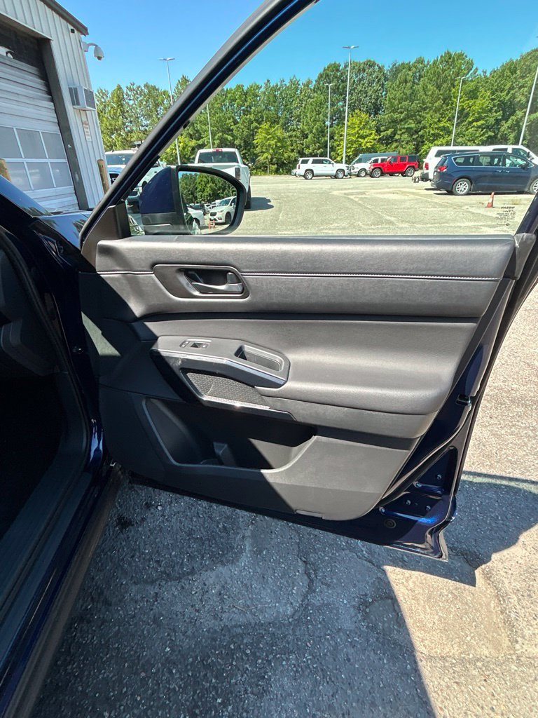 Used 2025 Nissan Pathfinder SV FWD image 17