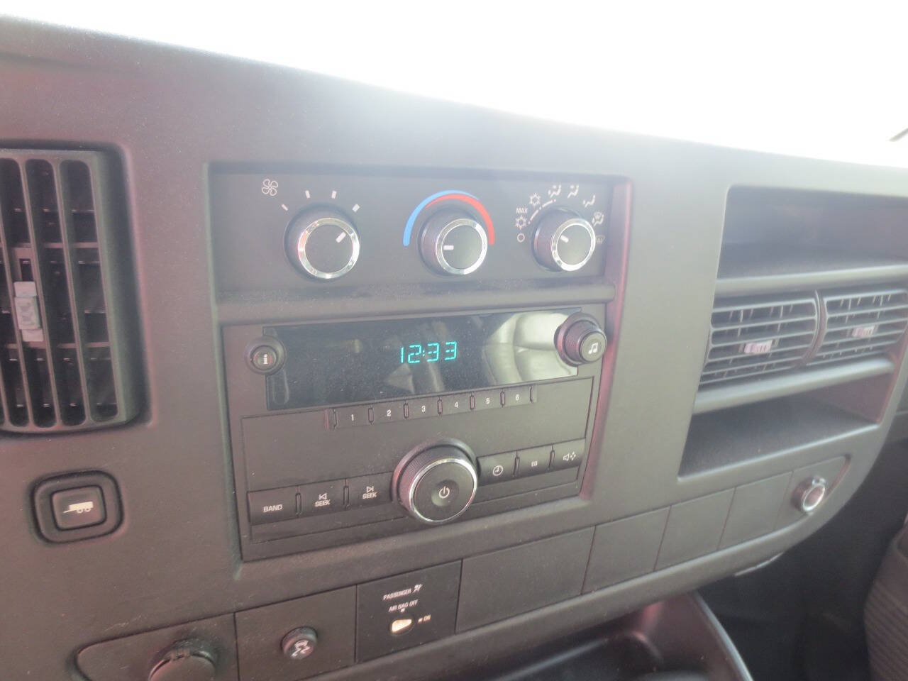 Used 2008 Chevrolet Express 2500 Passenger RWD image 12