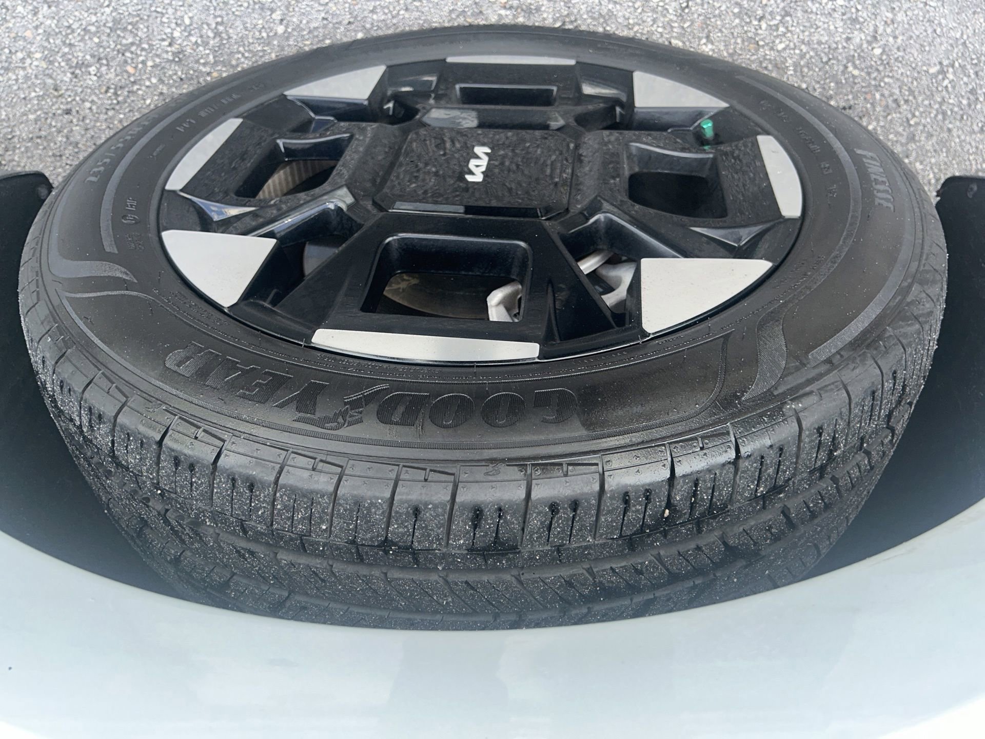 Used 2025 Kia Carnival EX image 16