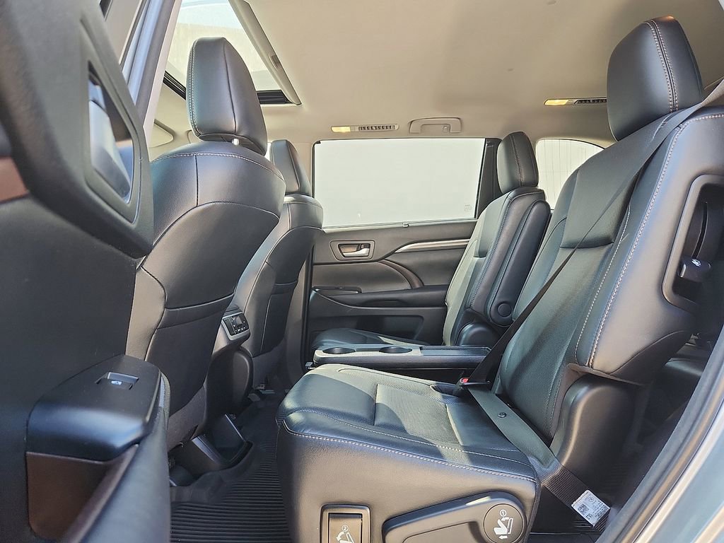 Used 2017 Toyota Highlander Limited AWD/4WD image 6
