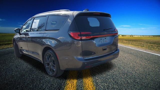 Used 2023 Chrysler Pacifica Touring-L w/ S Appearance Package image 2