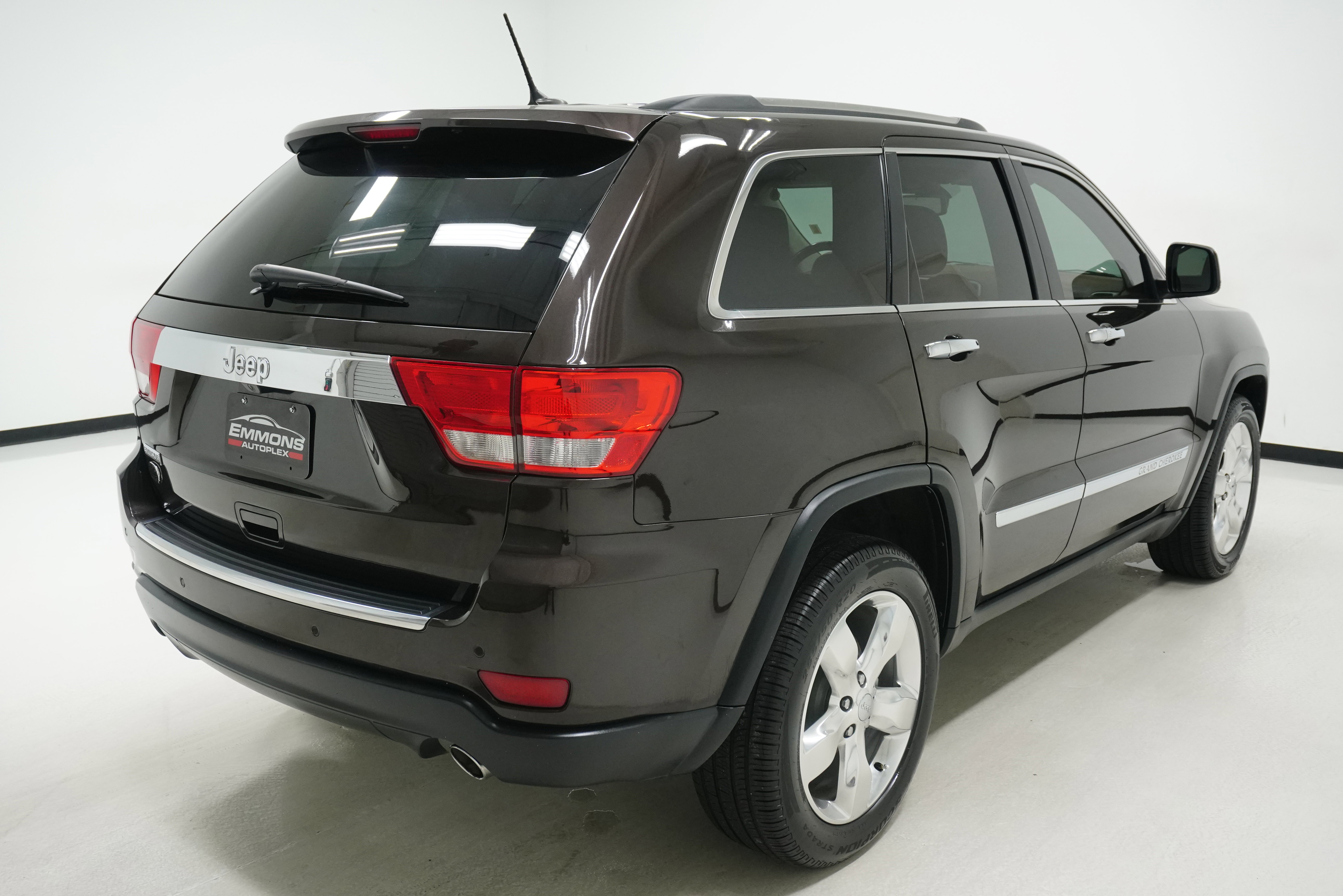 Used 2013 Jeep Grand Cherokee Overland Summit image 4