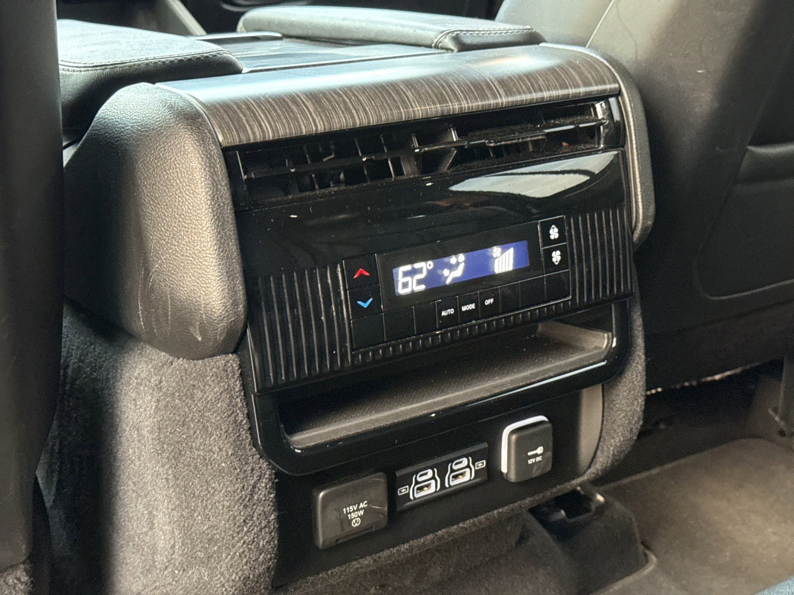 Used 2024 Jeep Wagoneer Series II w/ Flexible Seating Group RWD image 27