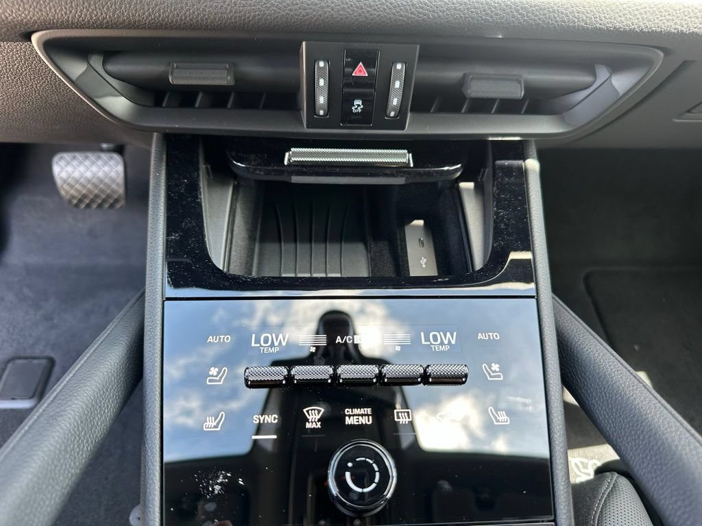 Certified 2025 Porsche Cayenne E-Hybrid Coupe AWD/4WD image 22