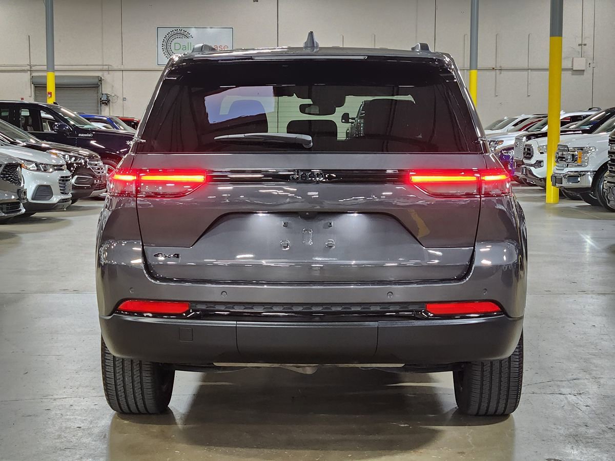 Used 2024 Jeep Grand Cherokee Altitude AWD/4WD image 10