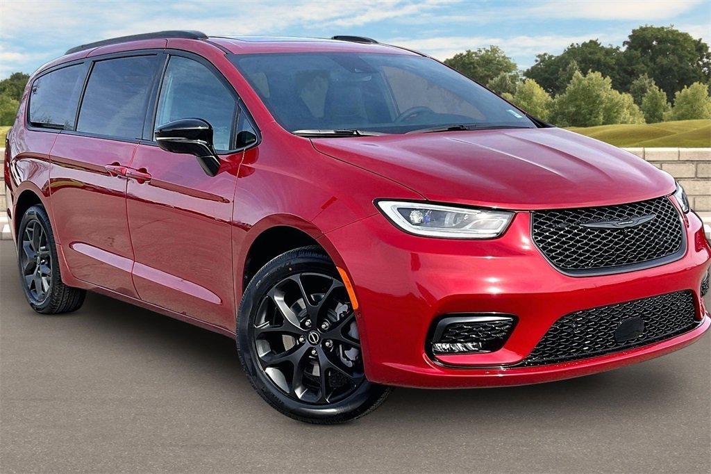 New 2026 Chrysler Pacifica Select image 2