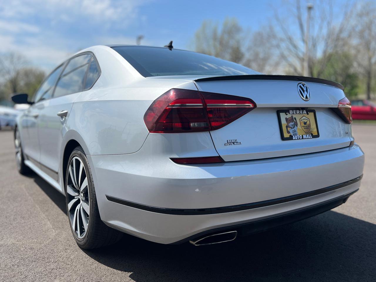 Used 2018 Volkswagen Passat 3.6 FWD image 12