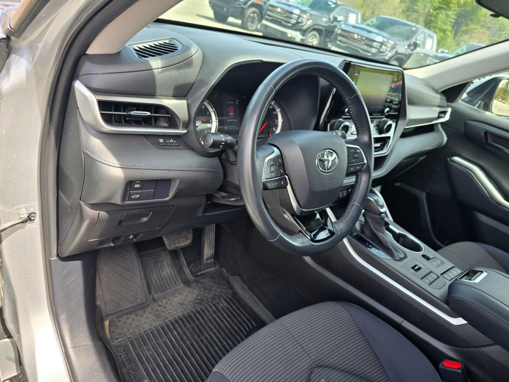 Used 2021 Toyota Highlander LE image 22
