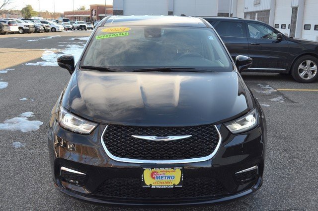 Used 2024 Chrysler Pacifica Touring-L image 3