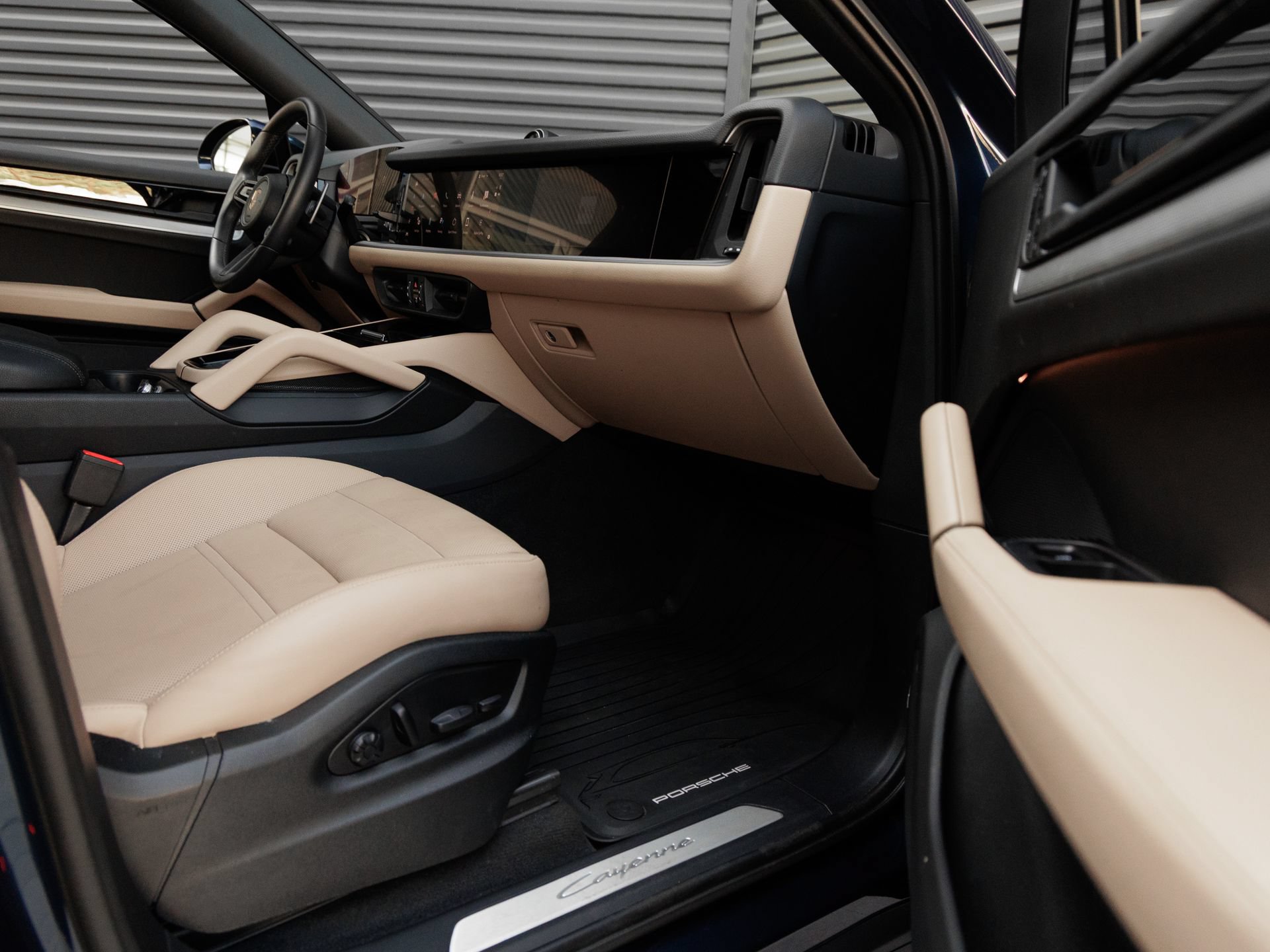 Certified 2025 Porsche Cayenne E-Hybrid Coupe AWD/4WD image 39