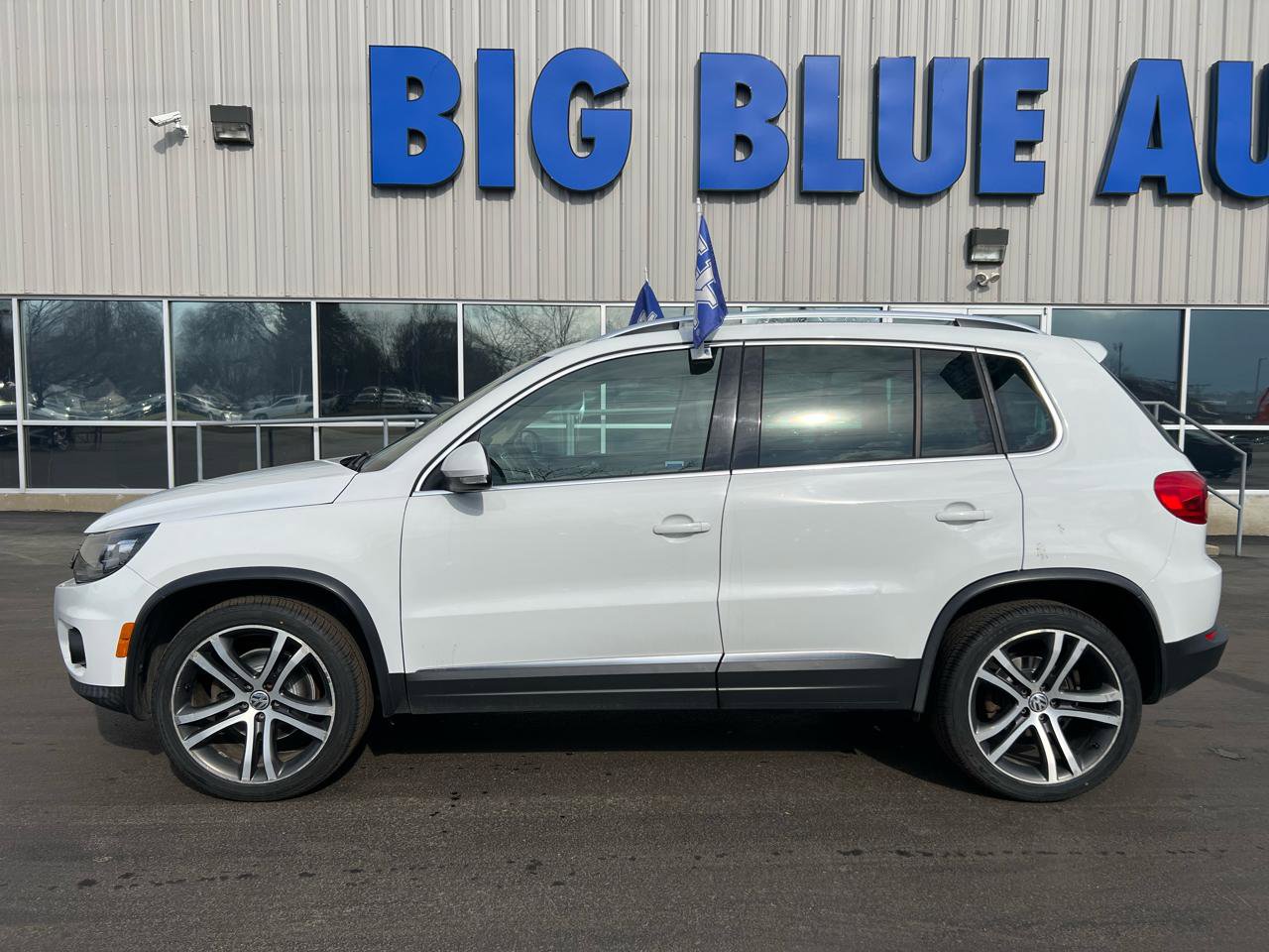 Used 2017 Volkswagen Tiguan SEL image 2
