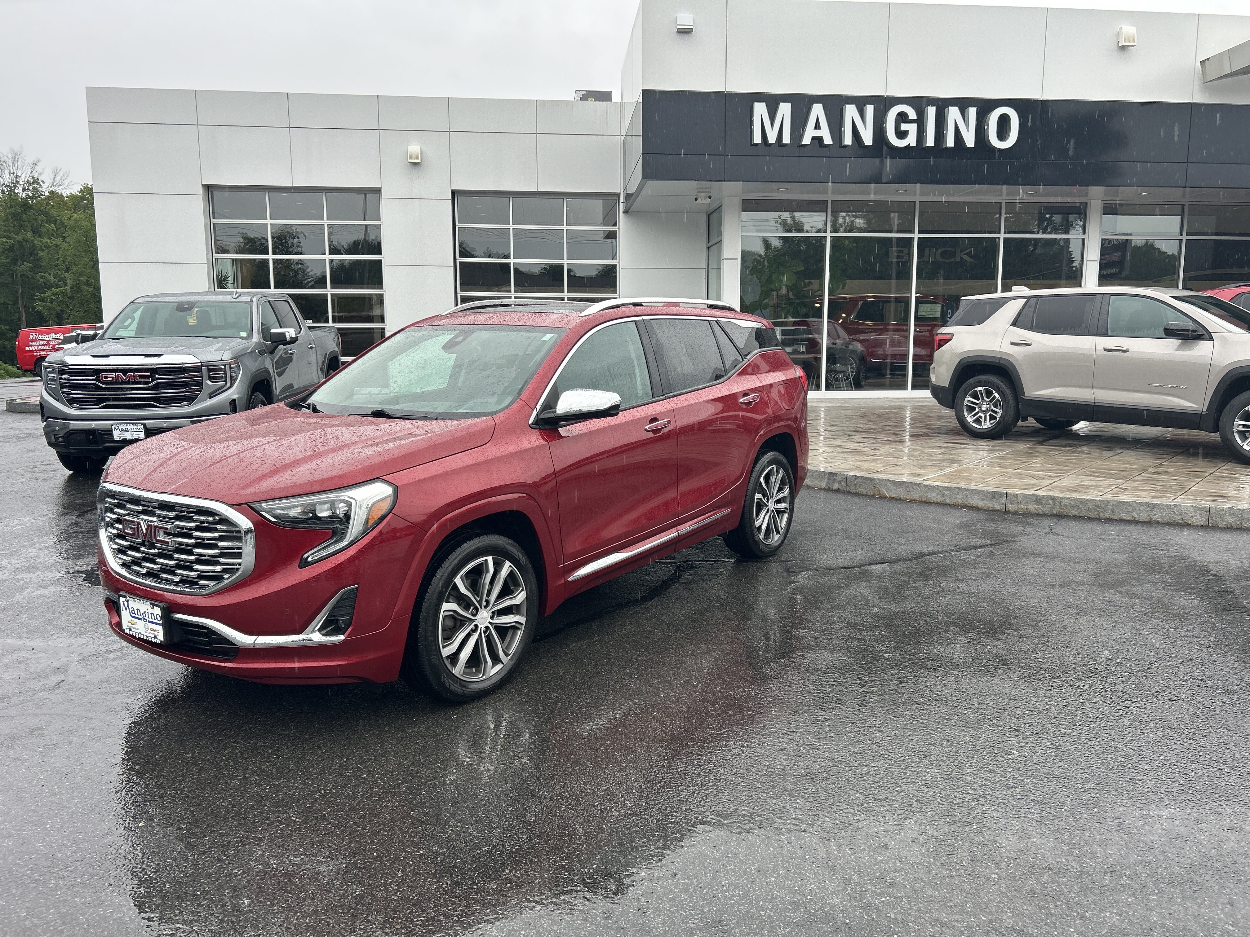 Used 2020 GMC Terrain Denali w/ Denali Premium Package AWD/4WD image 2