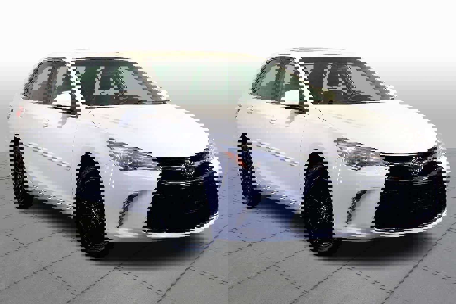 Used 2017 Toyota Camry SE w/ Moonroof Package image 3