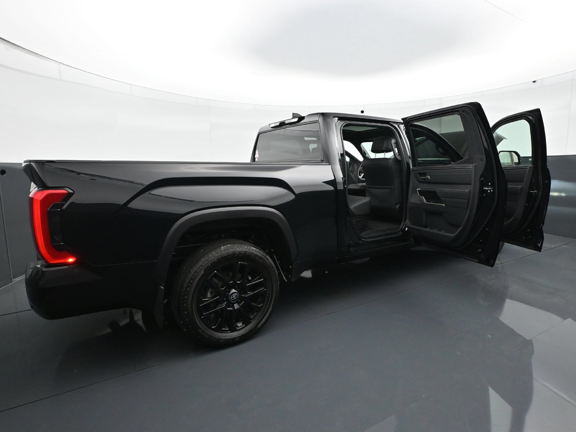 Used 2025 Toyota Tundra Limited AWD/4WD image 43