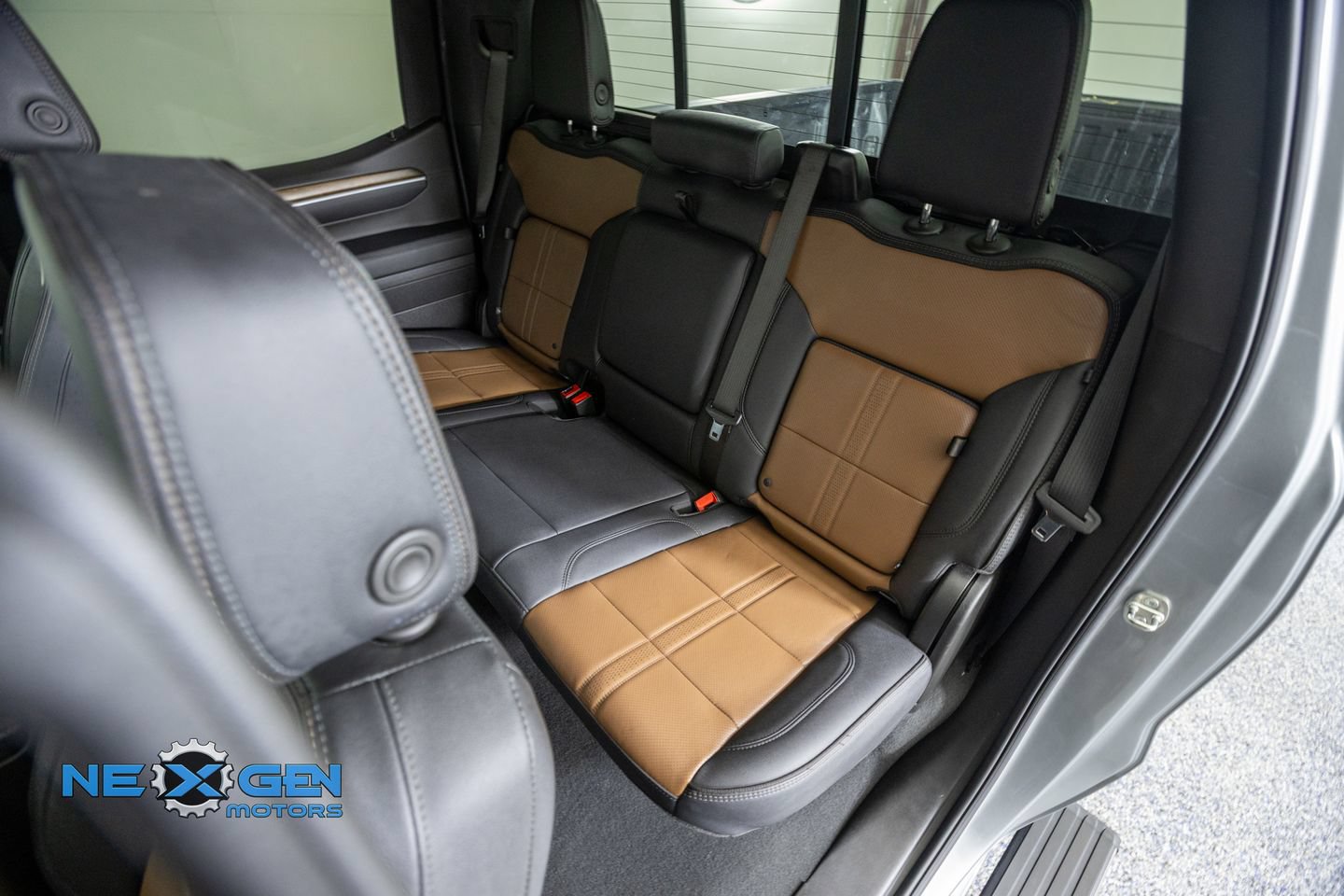 Used 2025 Chevrolet Silverado 1500 High Country w/ Technology Package AWD/4WD image 34