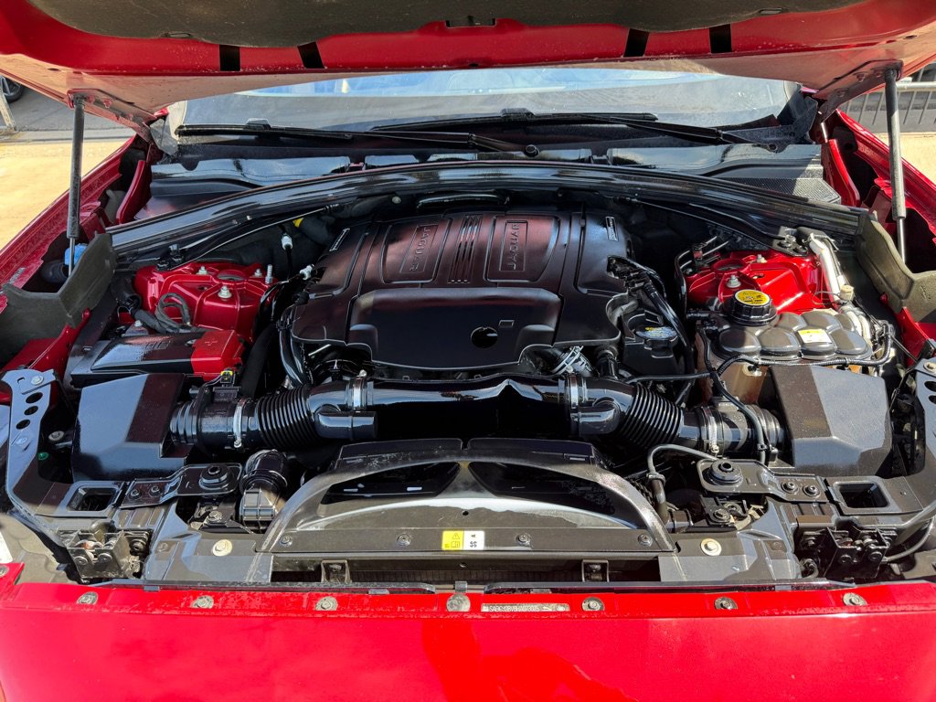 Used 2017 Jaguar F-PACE Premium image 15