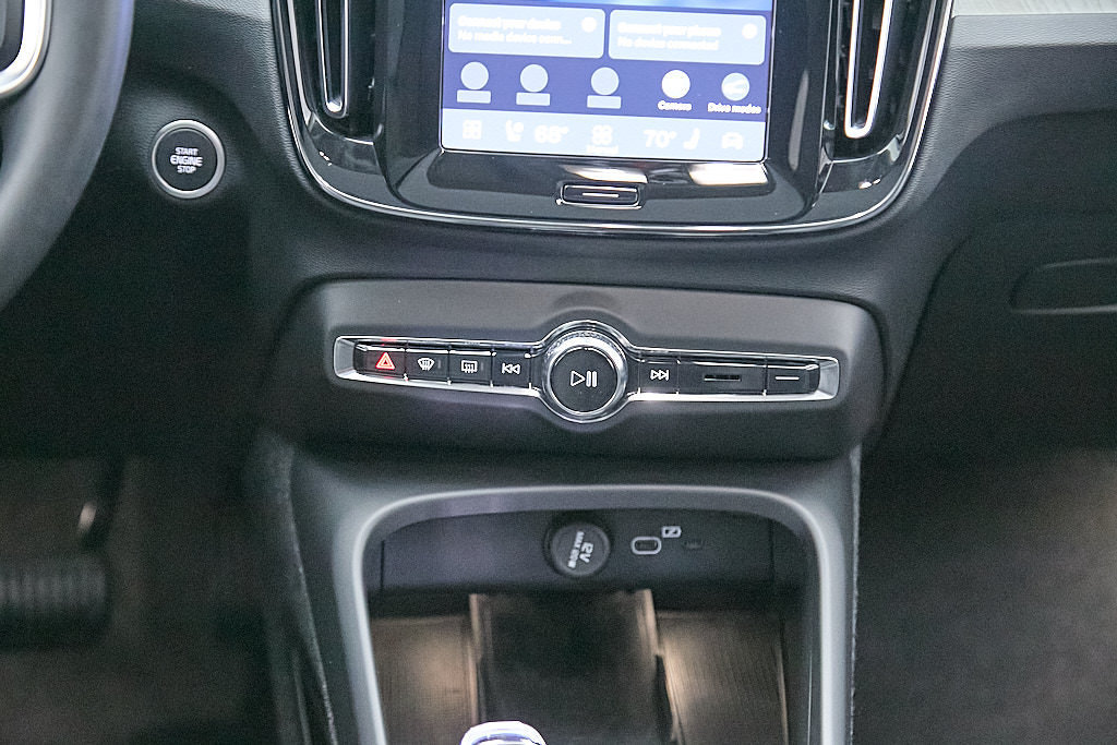 Certified 2025 Volvo XC40 B5 Ultra AWD/4WD image 28