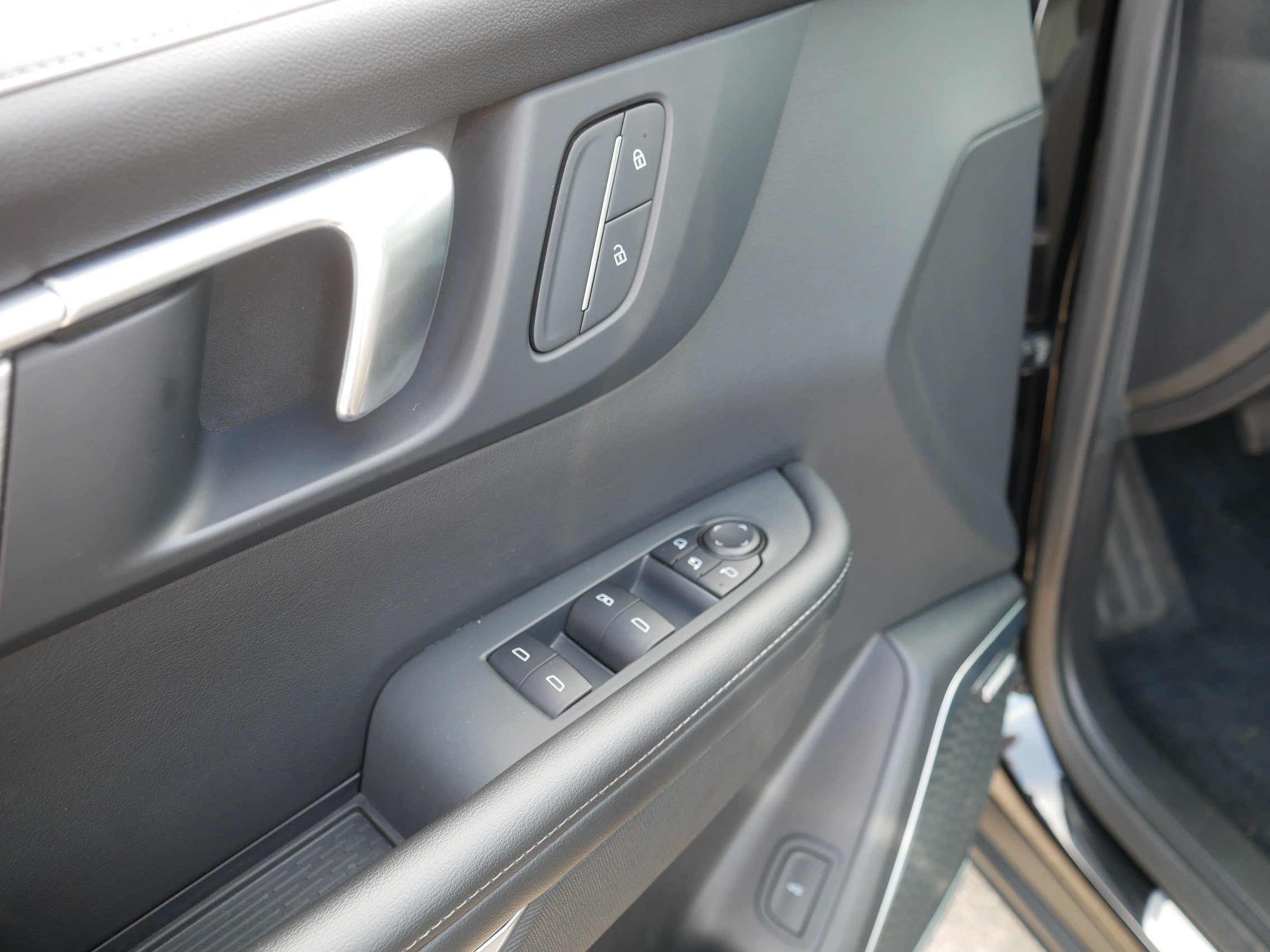 Used 2025 Buick Enclave Preferred AWD/4WD image 19