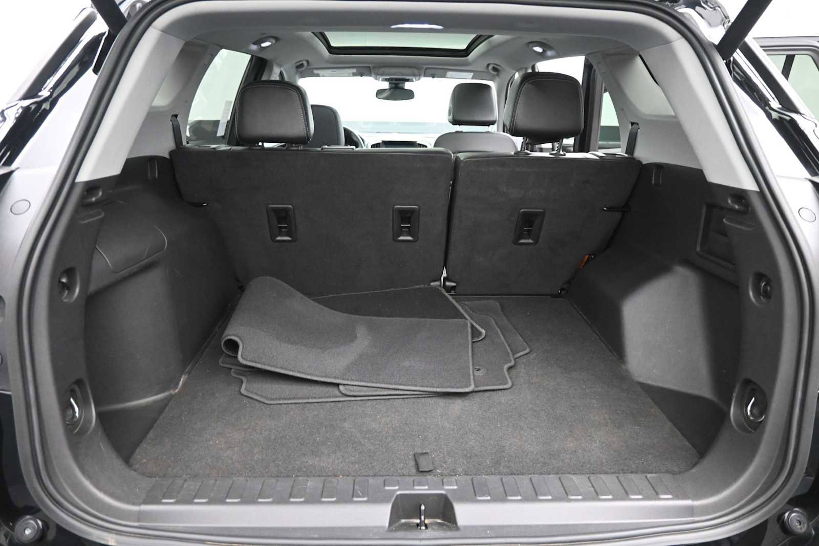 Used 2024 GMC Terrain SLT w/ Tech Package AWD/4WD image 14