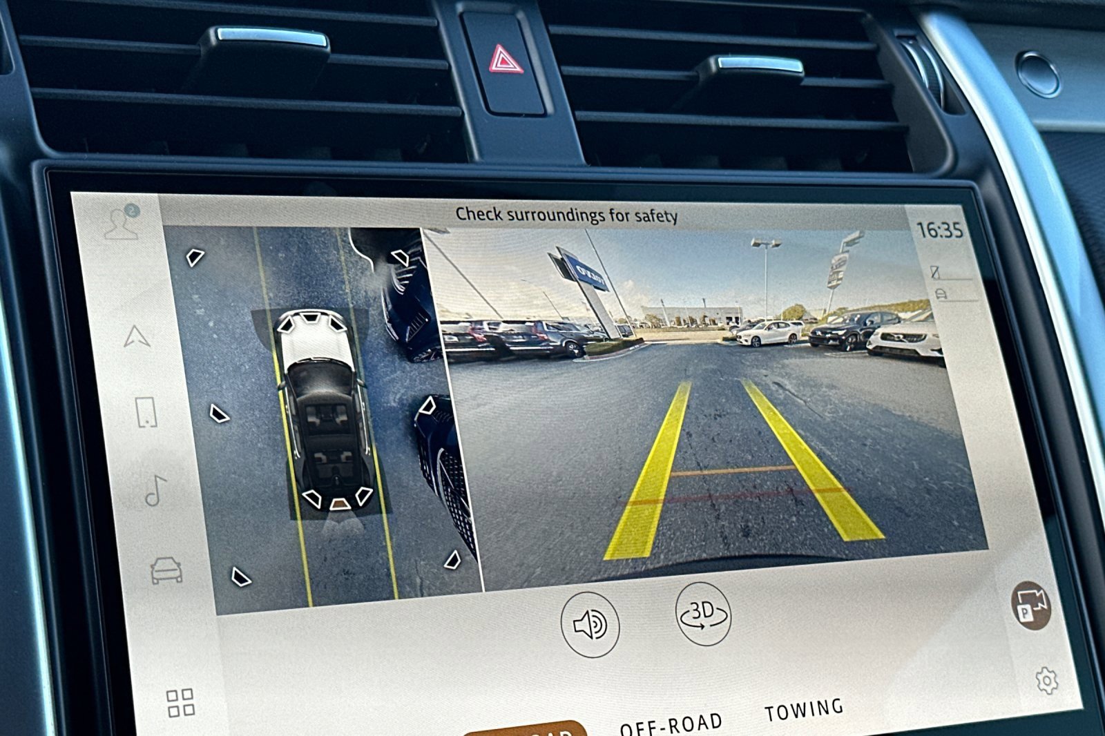 New 2025 Land Rover Discovery Dynamic SE image 18