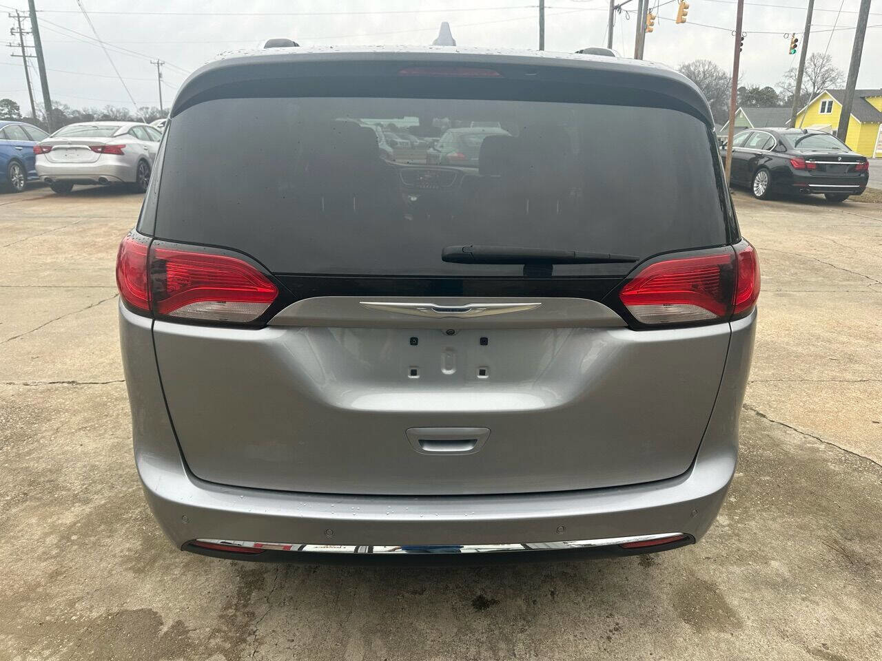 Used 2018 Chrysler Pacifica Touring-L Plus FWD image 6