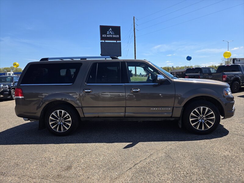 Used 2017 Lincoln Navigator L Select AWD/4WD image 5