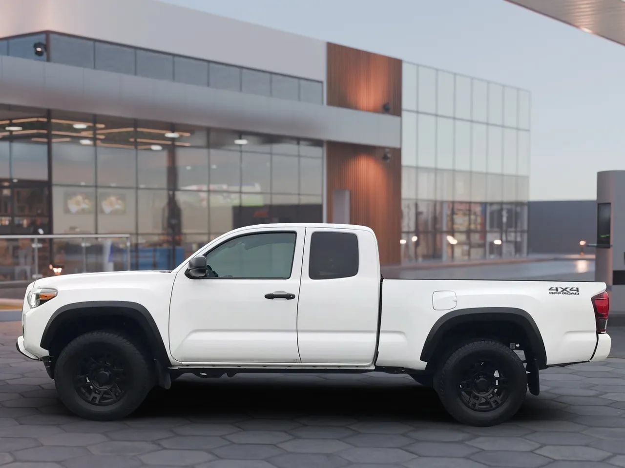 Used 2020 Toyota Tacoma SR w/ SX Package AWD/4WD image 5