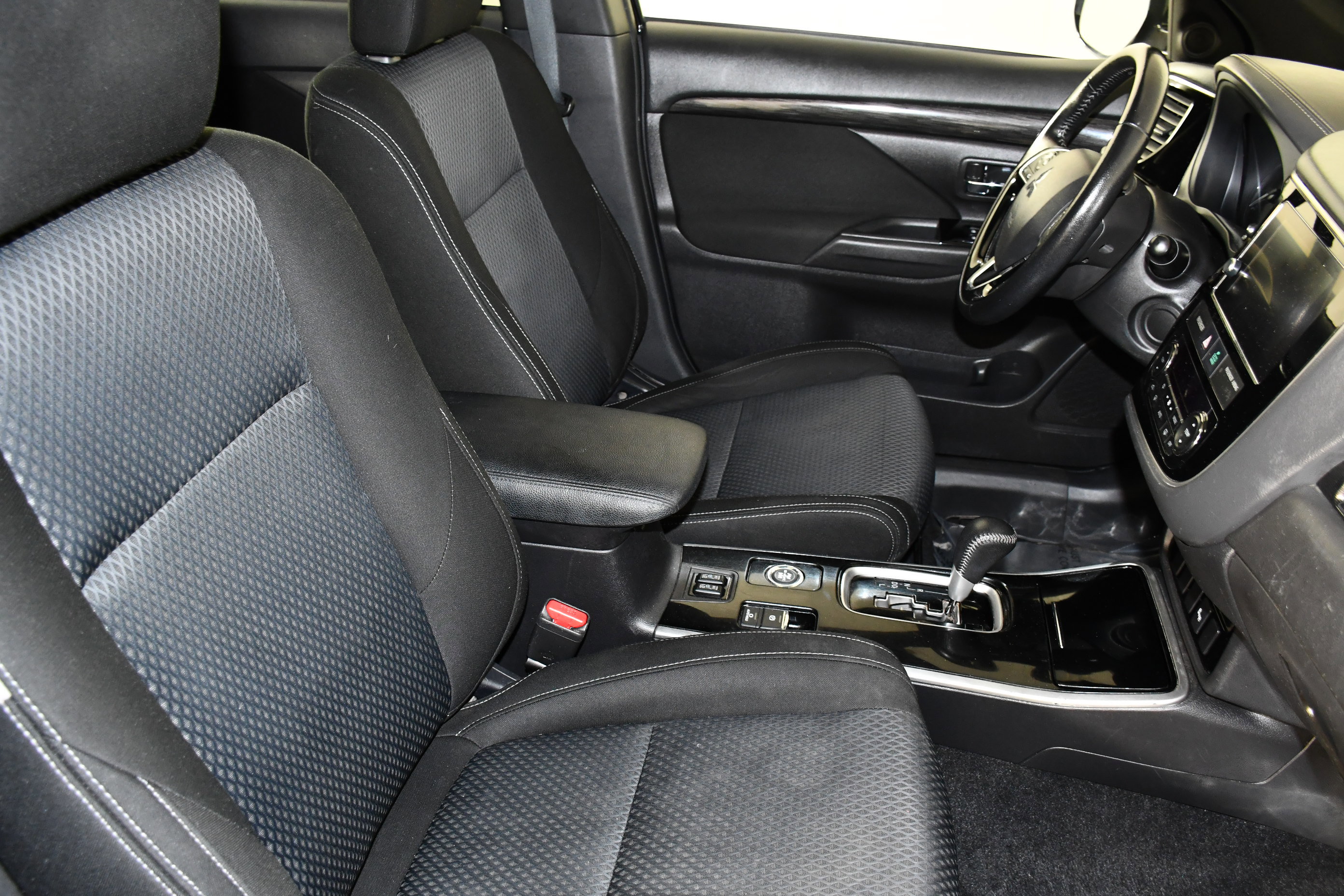 Used 2018 Mitsubishi Outlander LE AWD/4WD image 42