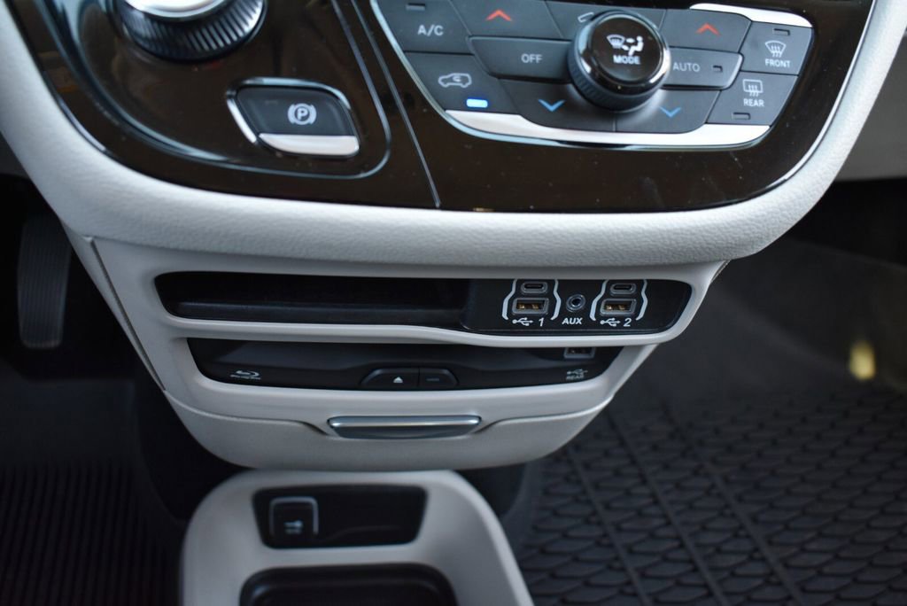 Used 2024 Chrysler Pacifica Touring-L w/ Uconnect Theater Family Group image 19