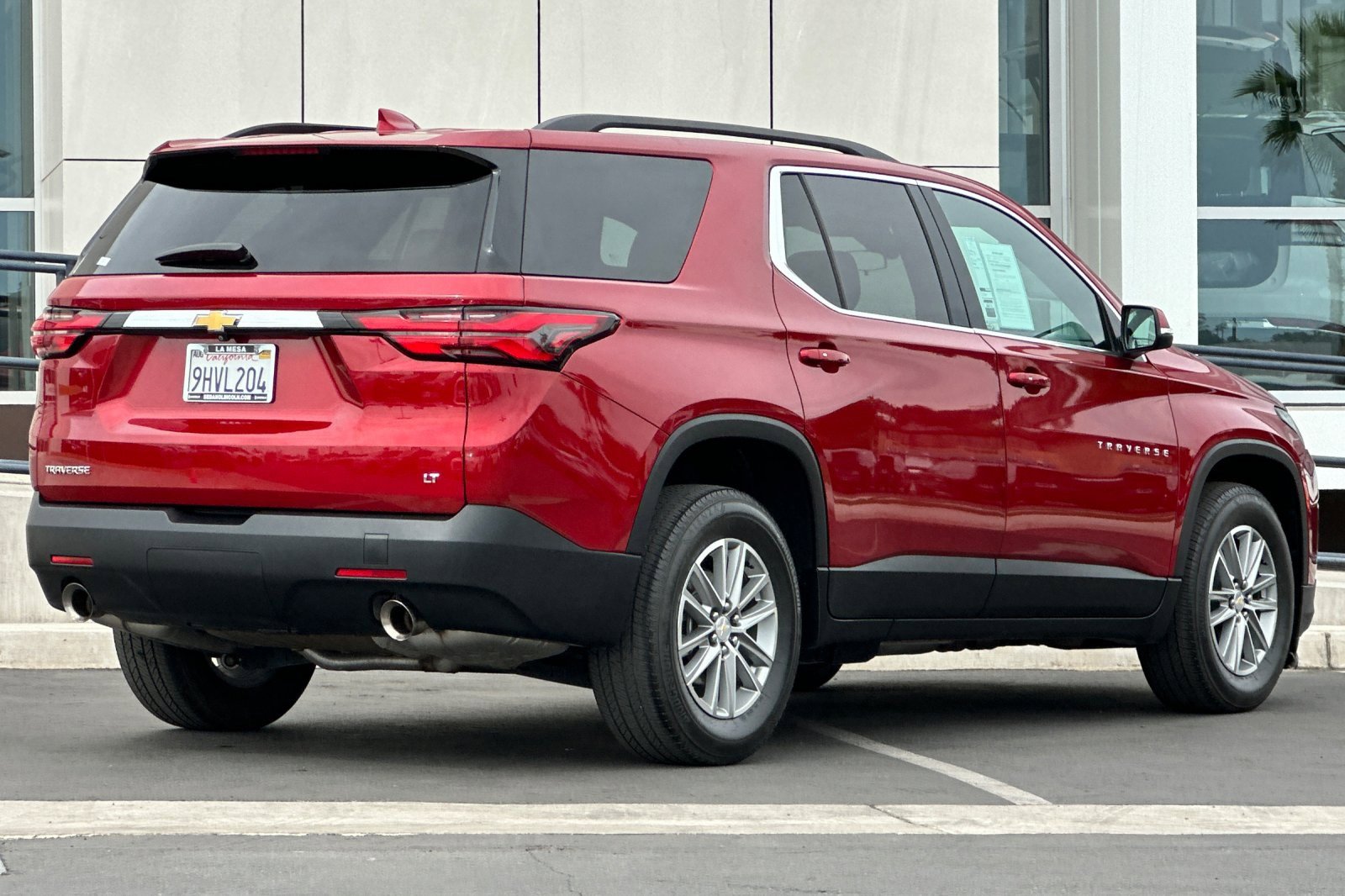 Used 2023 Chevrolet Traverse LT image 3