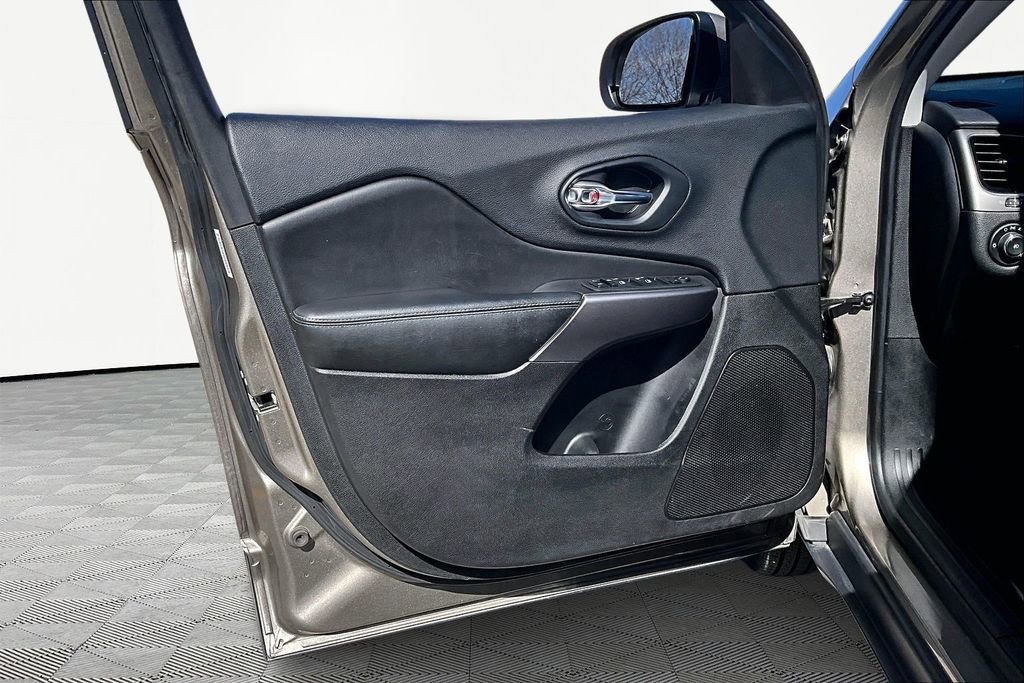 Used 2019 Jeep Cherokee Latitude w/ Cold Weather Group AWD/4WD image 22