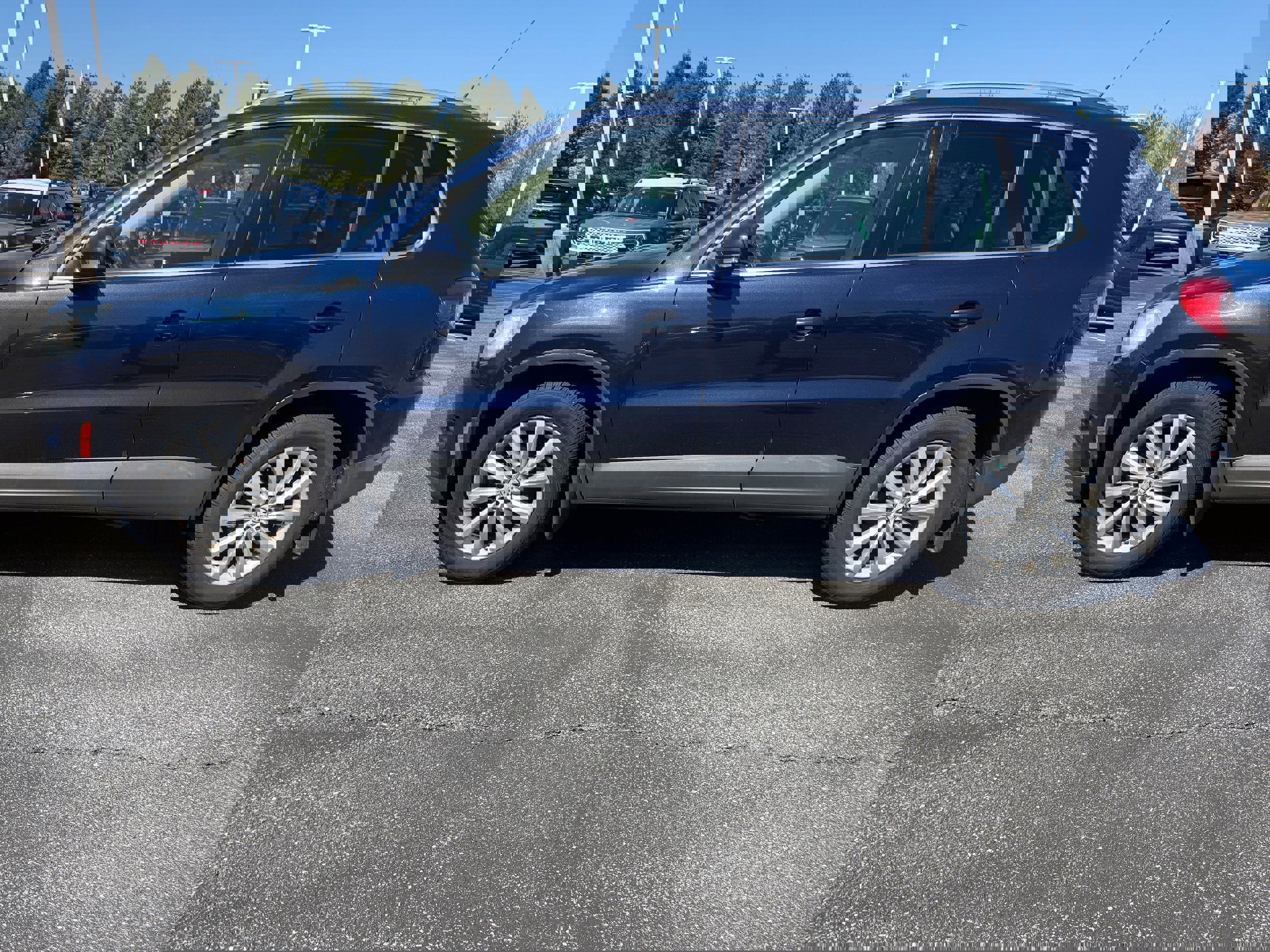 Used 2011 Volkswagen Tiguan SE AWD/4WD image 2