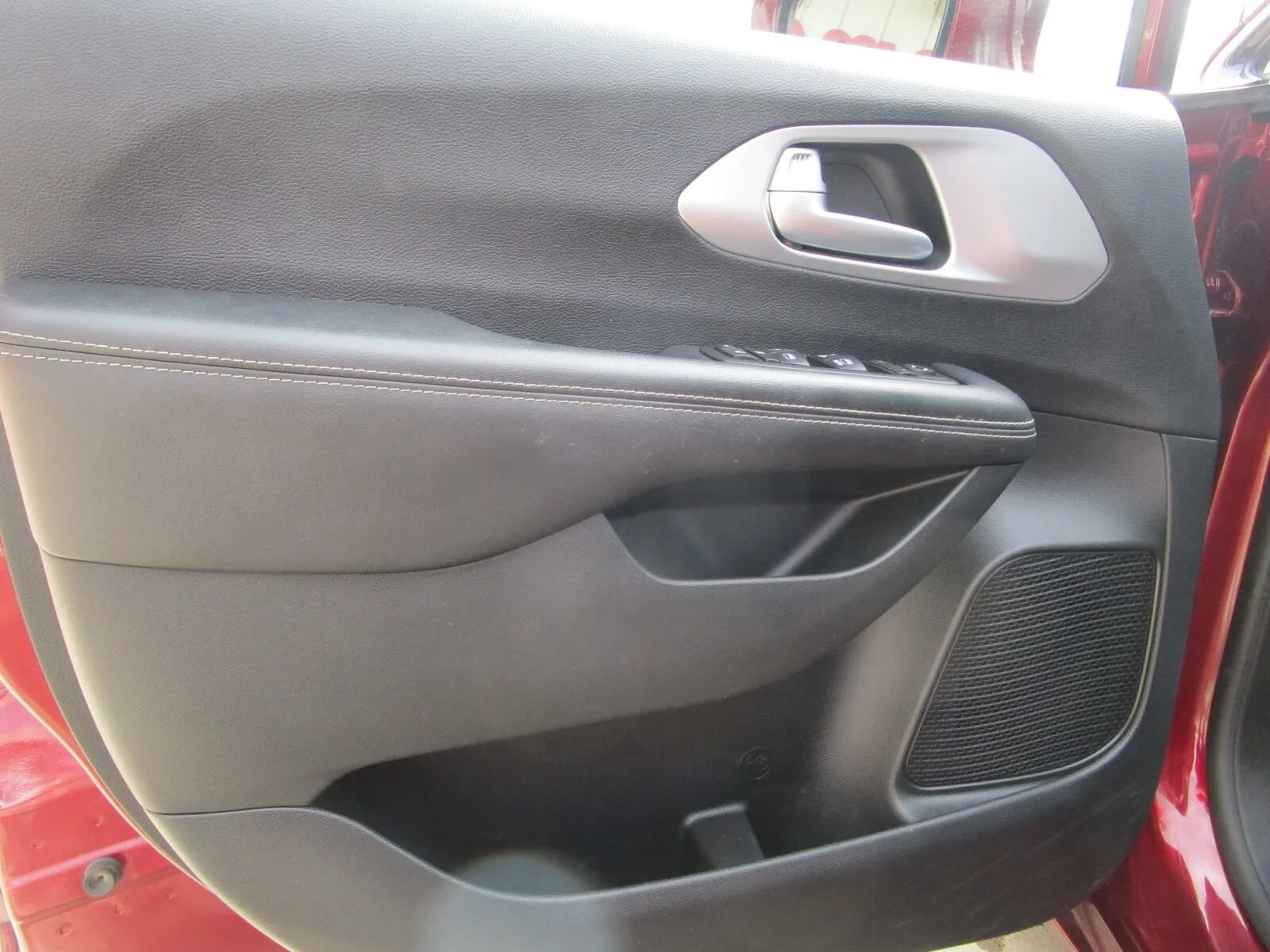 Used 2018 Chrysler Pacifica Touring-L FWD image 13