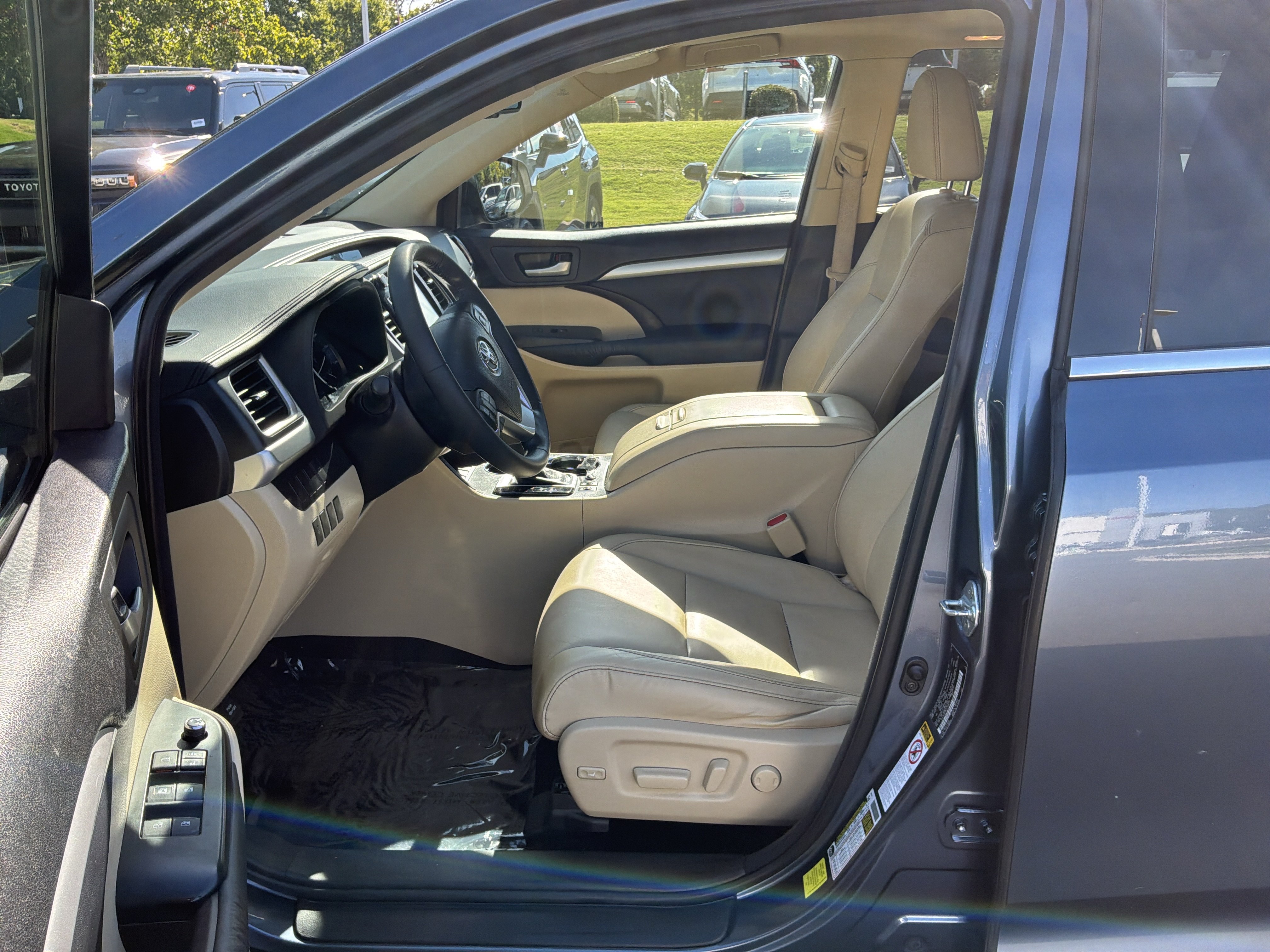 Used 2015 Toyota Highlander XLE AWD/4WD image 16