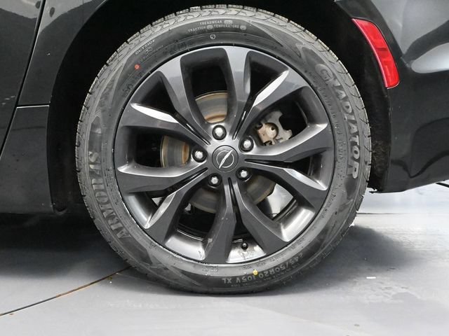 Used 2019 Chrysler Pacifica Touring-L Plus w/ Advanced Safetytec Group FWD image 13