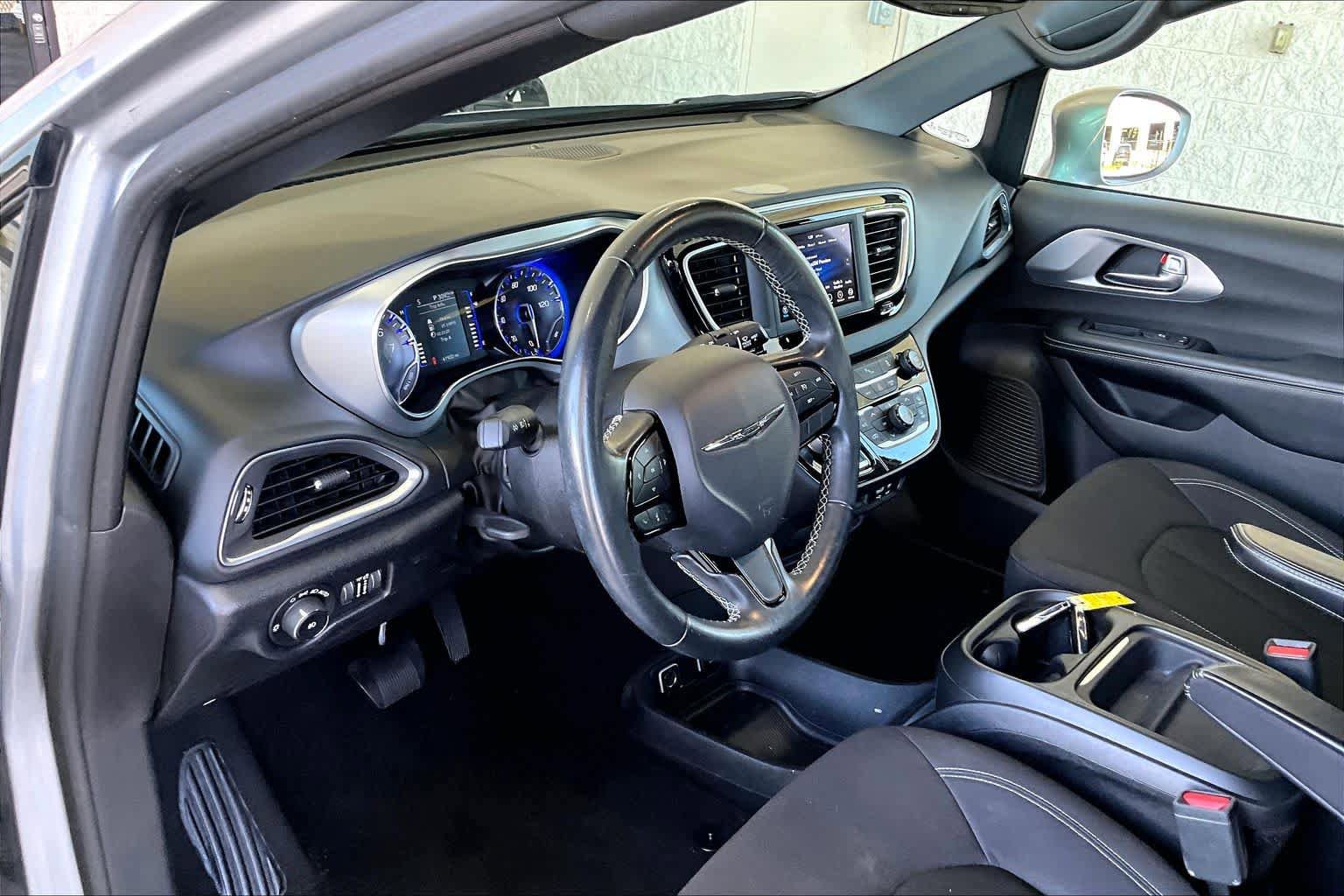 Used 2019 Chrysler Pacifica Touring Plus w/ S Appearance Package FWD image 17