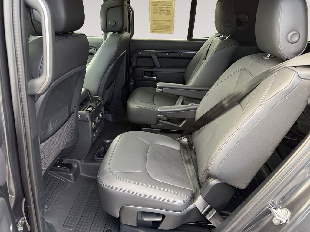 Used 2025 Land Rover Defender 130 X-Dynamic SE image 13