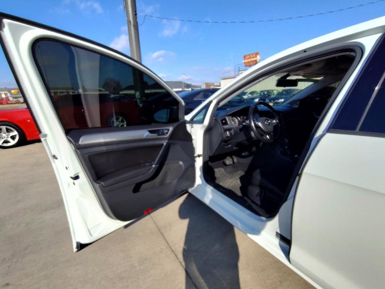 Used 2016 Volkswagen Golf SE image 14