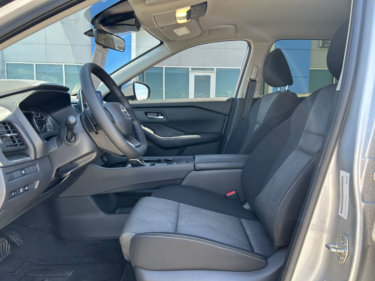 Used 2025 Nissan Rogue SV FWD image 11