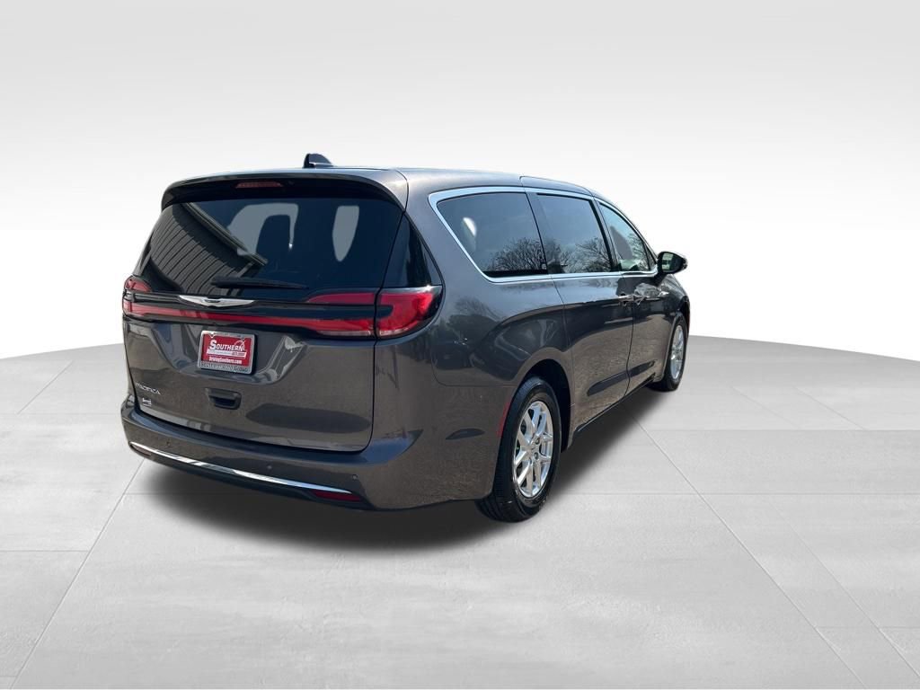 Used 2023 Chrysler Pacifica Touring-L image 5